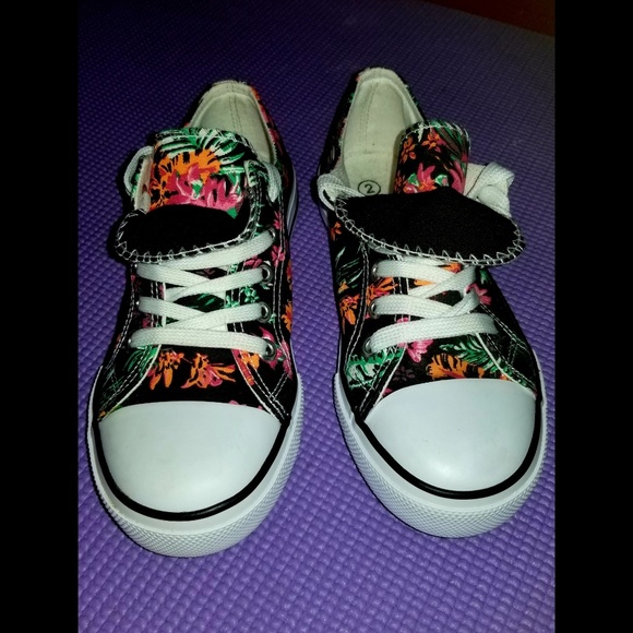 Converse low top shoes size 2 - Picture 1 of 8